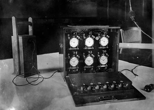 Une malette Electro-Mecanique avec 6 Stopwatches comme utilisé dans les années 20