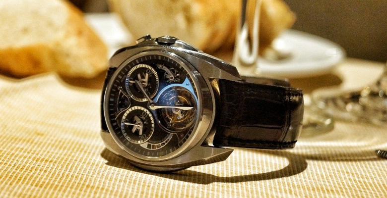 AkriviA Tourbillon Monopusher Chronograph « en mains » AkriviA Tourbillon Monopusher Chronograph « en mains »